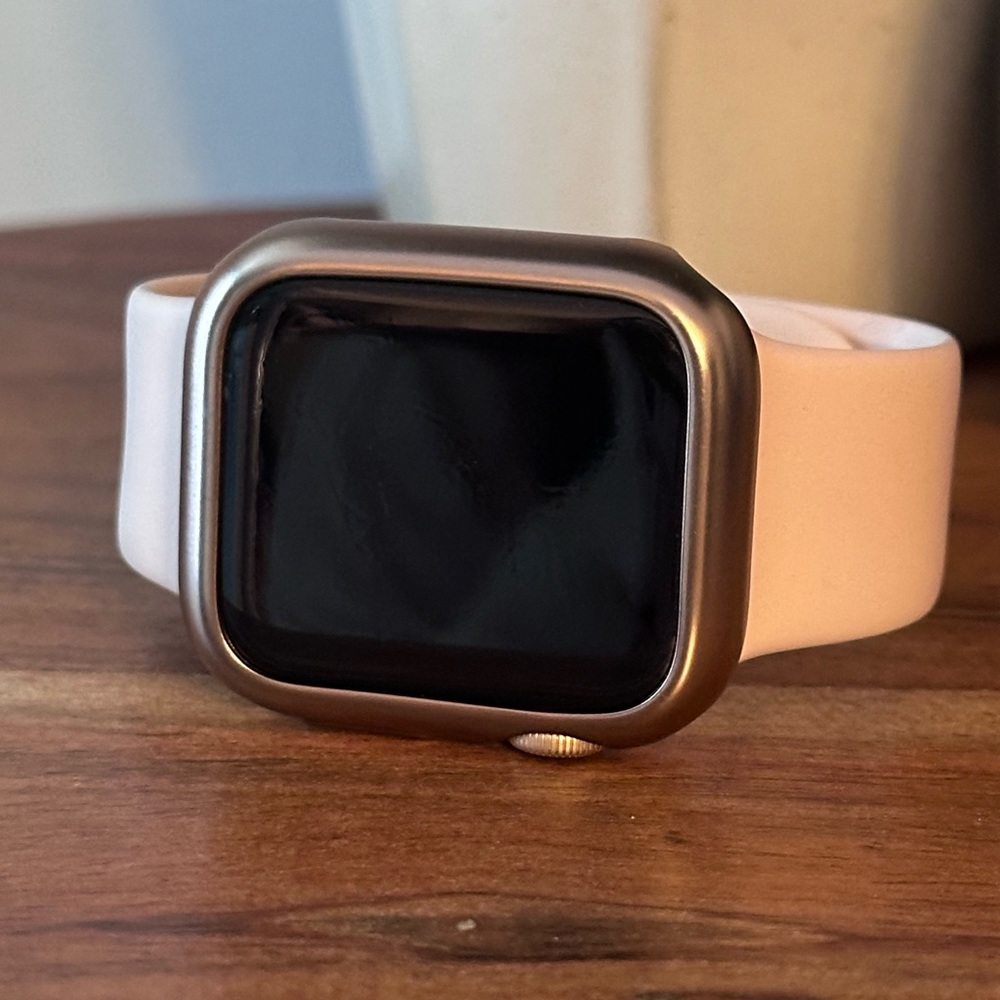 Apple Watch Series 5 40mm Aluminum Gold GPS + Cellular W/ 5 Apple Watch Bands